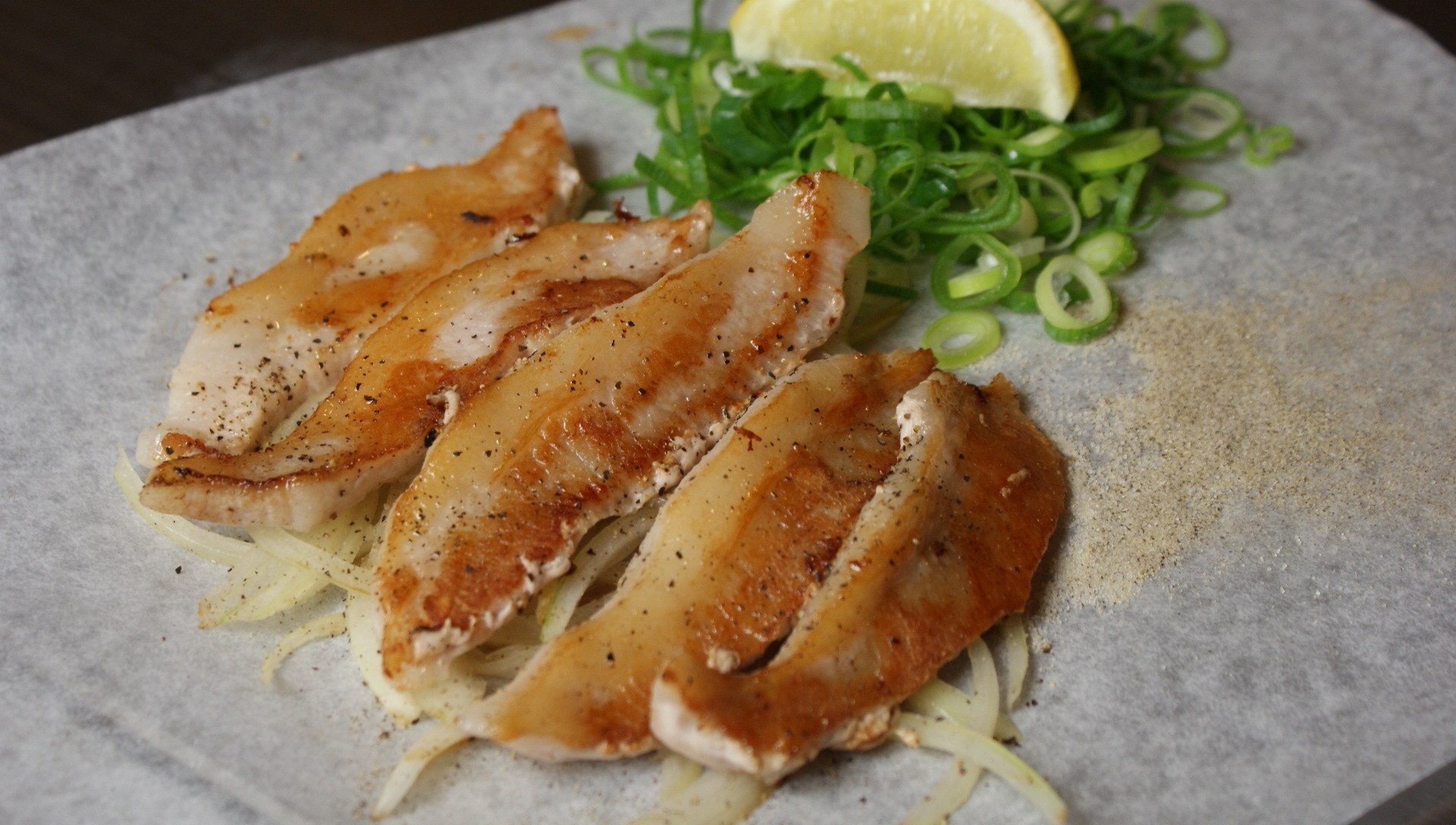 【鉄板焼×肉料理】人気な鉄板料理!トントロの塩焼き♪