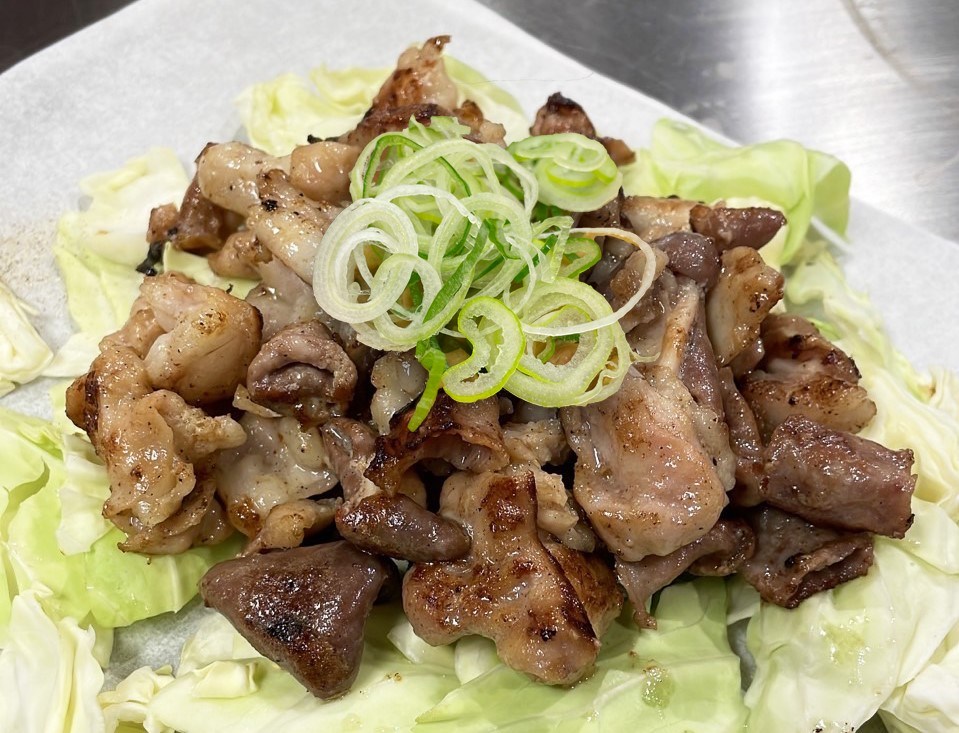 人気の新メニュー!豚ホルモンの鉄板焼き!是非食べてみて下さい!【お好み焼・鉄板焼 ちんちくりん 新橋本店】