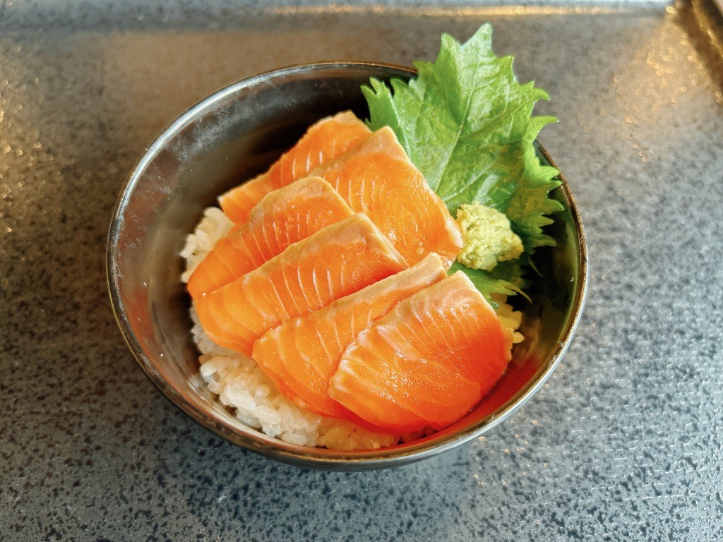 【鉄板料理×海鮮丼】海鮮丼始めました♪